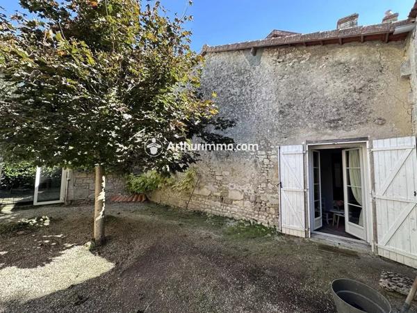 Vente                                                      Maison
                        
                     8 pièces                      260 m2                     à Saint-Jean-d'Angély