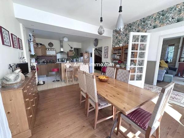 Vente                                                      Maison
                        
                     8 pièces                      260 m2                     à Saint-Jean-d'Angély