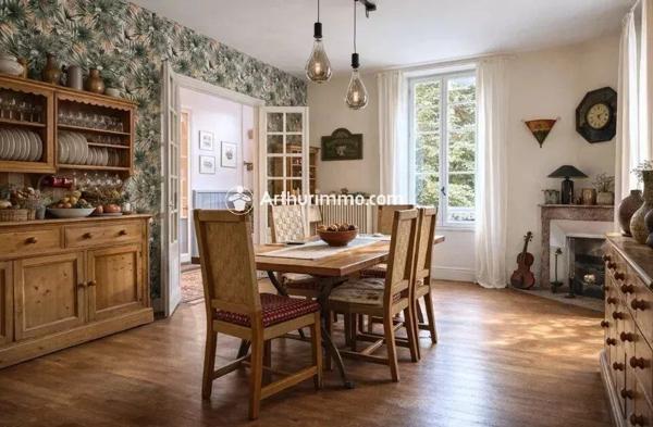 Vente                                                      Maison
                        
                     8 pièces                      260 m2                     à Saint-Jean-d'Angély