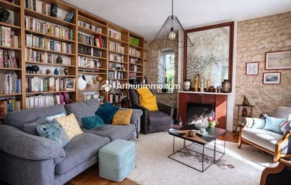 Vente                                                      Maison
                        
                     8 pièces                      260 m2                     à Saint-Jean-d'Angély