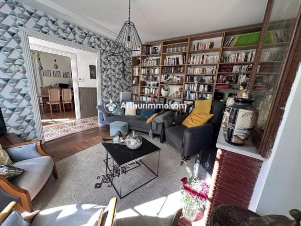 Vente                                                      Maison
                        
                     8 pièces                      260 m2                     à Saint-Jean-d'Angély