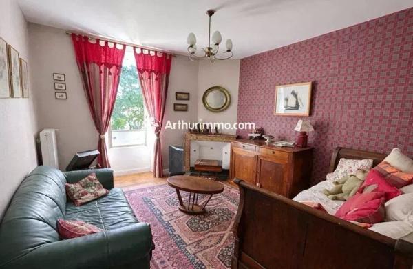 Vente                                                      Maison
                        
                     8 pièces                      260 m2                     à Saint-Jean-d'Angély