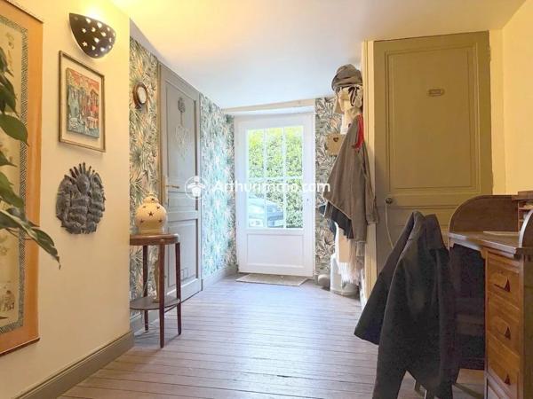 Vente                                                      Maison
                        
                     8 pièces                      260 m2                     à Saint-Jean-d'Angély