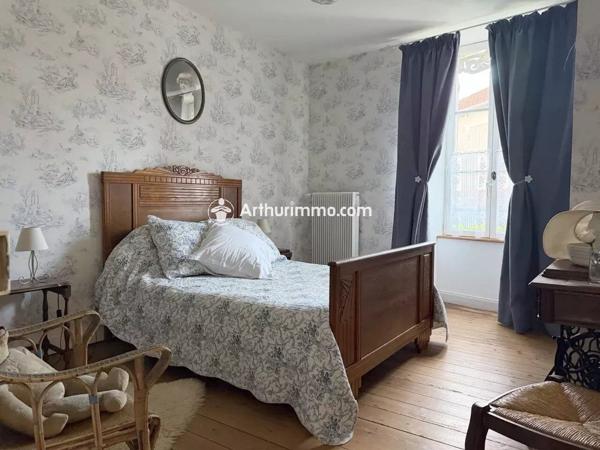 Vente                                                      Maison
                        
                     8 pièces                      260 m2                     à Saint-Jean-d'Angély