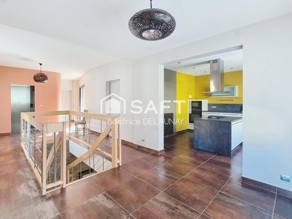 MAISON DE VILLAGE D'ENVIRON 331M², COUR ET GARAGE