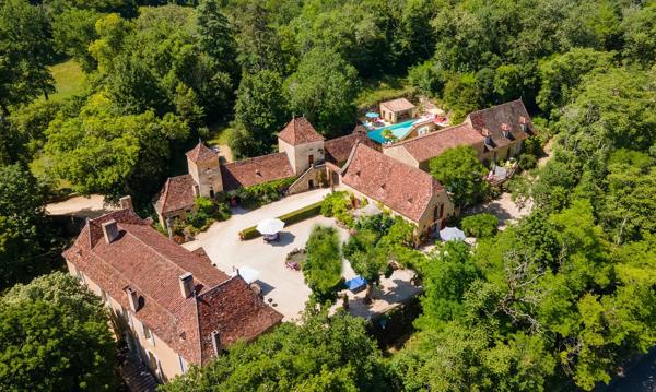 Hameau du XVIIème et XVIIIème avec piscine et terrain de 9 hectares près de Le Bugue