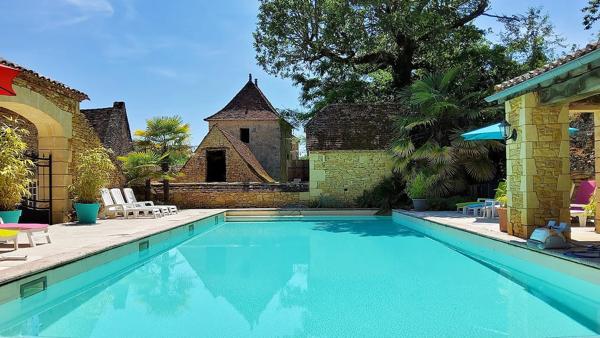 Hameau du XVIIème et XVIIIème avec piscine et terrain de 9 hectares près de Le Bugue