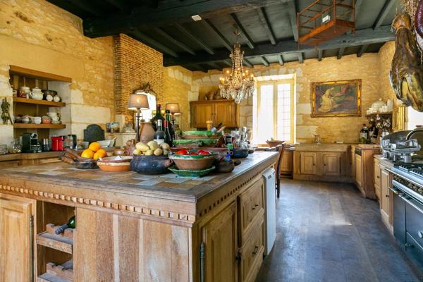 Hameau du XVIIème et XVIIIème avec piscine et terrain de 9 hectares près de Le Bugue