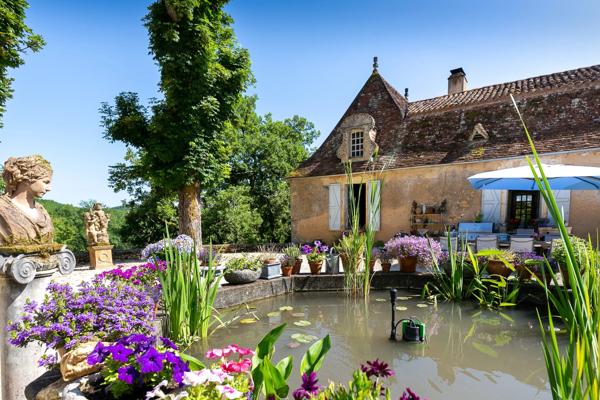 Hameau du XVIIème et XVIIIème avec piscine et terrain de 9 hectares près de Le Bugue