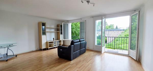 Appartement à Saint Martin d'Etampes de 4 pièces avec balcon, place de stationnement et cave proche gare RER C. à 2.2 km.