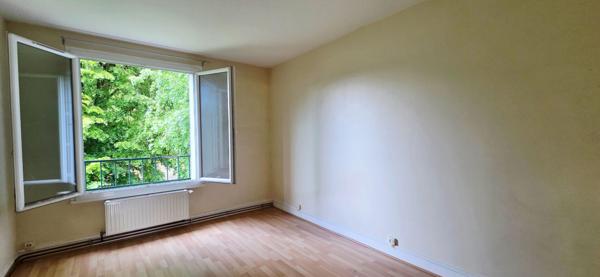 Appartement à Saint Martin d'Etampes de 4 pièces avec balcon, place de stationnement et cave proche gare RER C. à 2.2 km.