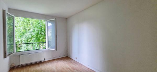 Appartement à Saint Martin d'Etampes de 4 pièces avec balcon, place de stationnement et cave proche gare RER C. à 2.2 km.