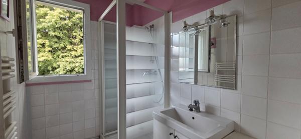 Appartement à Saint Martin d'Etampes de 4 pièces avec balcon, place de stationnement et cave proche gare RER C. à 2.2 km.