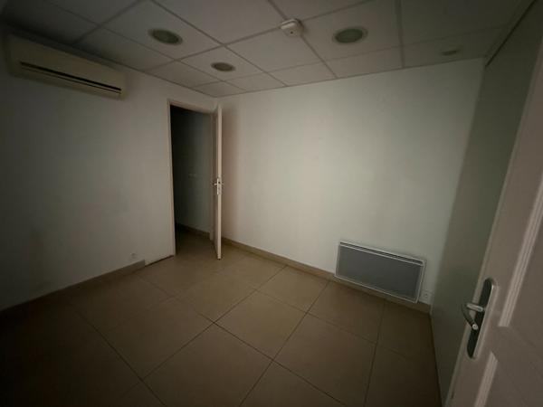 LOCAL PROFESSIONNEL AVEC STATIONNEMENT A CARCASSONNE