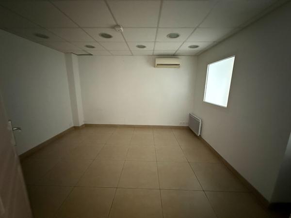 LOCAL PROFESSIONNEL AVEC STATIONNEMENT A CARCASSONNE