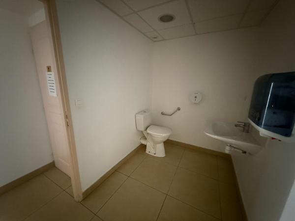 LOCAL PROFESSIONNEL AVEC STATIONNEMENT A CARCASSONNE