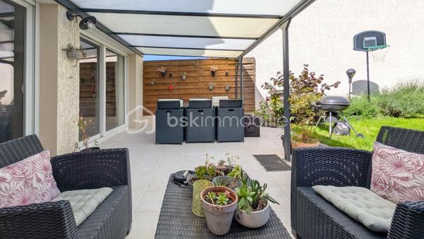 🌞🍀 Exclusivité COCO-IMMO 🍀🌞

📍 Saulx-les-Chartreux

Dans un environnement privilégié, au calme et sans vis-à-vis, venez découvrir cette magnifique maison familiale récente, encore couverte par la garantie décennale. 🏡

✨ 94 m² habitables – 109 m² utiles
✨ Terrain clos et arboré de 961 m²
✨ Poêle à bois pour une ambiance chaleureuse en toute saison
✨ Panneaux solaires pour optimiser vos économies d'énergie
✨ Cuisine équipée ouverte sur un vaste séjour baigné de lumière
✨ Belle terrasse accessible directement depuis la pièce de vie
✨ 4 chambres, dont une suite parentale
✨ 3 WC, un à chaque niveau
✨ Jardin à l'arrière 
✨ Stationnement privatif pour 2 véhicules

✅ Maison récente et parfaitement entretenue
✅ Aucun travaux à prévoir
✅ Cadre de vie idéal pour une famille en quête de confort et de tranquillité

📌 Commerces, services et commodités accessibles à pied
🎓 Établissements scolaires de la maternelle au collège sur la commune
🚌 Gare Massy RER / TGV à seulement 15 minutes en bus
🚗 Paris Porte d’Italie à environ 20 minutes

💚 Une maison clé en main où il ne reste plus qu’à poser vos valises !

📩 Contactez-moi dès aujourd’hui pour organiser une visite et découvrir ce véritable coup de cœur.