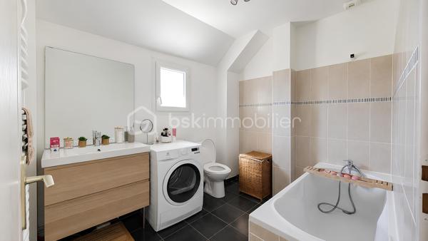 🌞🍀 Exclusivité COCO-IMMO 🍀🌞

📍 Saulx-les-Chartreux

Dans un environnement privilégié, au calme et sans vis-à-vis, venez découvrir cette magnifique maison familiale récente, encore couverte par la garantie décennale. 🏡

✨ 94 m² habitables – 109 m² utiles
✨ Terrain clos et arboré de 961 m²
✨ Poêle à bois pour une ambiance chaleureuse en toute saison
✨ Panneaux solaires pour optimiser vos économies d'énergie
✨ Cuisine équipée ouverte sur un vaste séjour baigné de lumière
✨ Belle terrasse accessible directement depuis la pièce de vie
✨ 4 chambres, dont une suite parentale
✨ 3 WC, un à chaque niveau
✨ Jardin à l'arrière 
✨ Stationnement privatif pour 2 véhicules

✅ Maison récente et parfaitement entretenue
✅ Aucun travaux à prévoir
✅ Cadre de vie idéal pour une famille en quête de confort et de tranquillité

📌 Commerces, services et commodités accessibles à pied
🎓 Établissements scolaires de la maternelle au collège sur la commune
🚌 Gare Massy RER / TGV à seulement 15 minutes en bus
🚗 Paris Porte d’Italie à environ 20 minutes

💚 Une maison clé en main où il ne reste plus qu’à poser vos valises !

📩 Contactez-moi dès aujourd’hui pour organiser une visite et découvrir ce véritable coup de cœur.