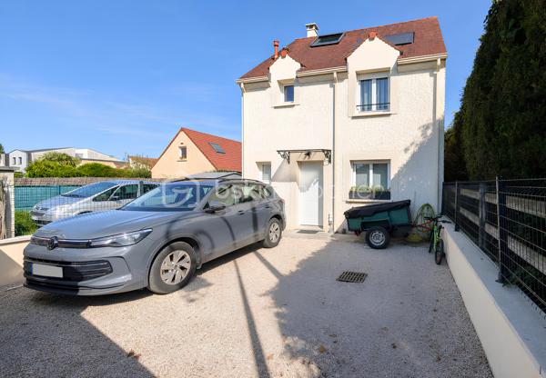 🌞🍀 Exclusivité COCO-IMMO 🍀🌞

📍 Saulx-les-Chartreux

Dans un environnement privilégié, au calme et sans vis-à-vis, venez découvrir cette magnifique maison familiale récente, encore couverte par la garantie décennale. 🏡

✨ 94 m² habitables – 109 m² utiles
✨ Terrain clos et arboré de 961 m²
✨ Poêle à bois pour une ambiance chaleureuse en toute saison
✨ Panneaux solaires pour optimiser vos économies d'énergie
✨ Cuisine équipée ouverte sur un vaste séjour baigné de lumière
✨ Belle terrasse accessible directement depuis la pièce de vie
✨ 4 chambres, dont une suite parentale
✨ 3 WC, un à chaque niveau
✨ Jardin à l'arrière 
✨ Stationnement privatif pour 2 véhicules

✅ Maison récente et parfaitement entretenue
✅ Aucun travaux à prévoir
✅ Cadre de vie idéal pour une famille en quête de confort et de tranquillité

📌 Commerces, services et commodités accessibles à pied
🎓 Établissements scolaires de la maternelle au collège sur la commune
🚌 Gare Massy RER / TGV à seulement 15 minutes en bus
🚗 Paris Porte d’Italie à environ 20 minutes

💚 Une maison clé en main où il ne reste plus qu’à poser vos valises !

📩 Contactez-moi dès aujourd’hui pour organiser une visite et découvrir ce véritable coup de cœur.