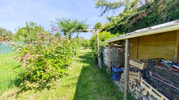 🌞🍀 Exclusivité COCO-IMMO 🍀🌞

📍 Saulx-les-Chartreux

Dans un environnement privilégié, au calme et sans vis-à-vis, venez découvrir cette magnifique maison familiale récente, encore couverte par la garantie décennale. 🏡

✨ 94 m² habitables – 109 m² utiles
✨ Terrain clos et arboré de 961 m²
✨ Poêle à bois pour une ambiance chaleureuse en toute saison
✨ Panneaux solaires pour optimiser vos économies d'énergie
✨ Cuisine équipée ouverte sur un vaste séjour baigné de lumière
✨ Belle terrasse accessible directement depuis la pièce de vie
✨ 4 chambres, dont une suite parentale
✨ 3 WC, un à chaque niveau
✨ Jardin à l'arrière 
✨ Stationnement privatif pour 2 véhicules

✅ Maison récente et parfaitement entretenue
✅ Aucun travaux à prévoir
✅ Cadre de vie idéal pour une famille en quête de confort et de tranquillité

📌 Commerces, services et commodités accessibles à pied
🎓 Établissements scolaires de la maternelle au collège sur la commune
🚌 Gare Massy RER / TGV à seulement 15 minutes en bus
🚗 Paris Porte d’Italie à environ 20 minutes

💚 Une maison clé en main où il ne reste plus qu’à poser vos valises !

📩 Contactez-moi dès aujourd’hui pour organiser une visite et découvrir ce véritable coup de cœur.