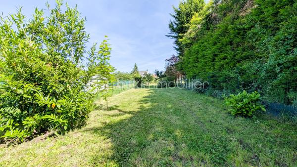 🌞🍀 Exclusivité COCO-IMMO 🍀🌞

📍 Saulx-les-Chartreux

Dans un environnement privilégié, au calme et sans vis-à-vis, venez découvrir cette magnifique maison familiale récente, encore couverte par la garantie décennale. 🏡

✨ 94 m² habitables – 109 m² utiles
✨ Terrain clos et arboré de 961 m²
✨ Poêle à bois pour une ambiance chaleureuse en toute saison
✨ Panneaux solaires pour optimiser vos économies d'énergie
✨ Cuisine équipée ouverte sur un vaste séjour baigné de lumière
✨ Belle terrasse accessible directement depuis la pièce de vie
✨ 4 chambres, dont une suite parentale
✨ 3 WC, un à chaque niveau
✨ Jardin à l'arrière 
✨ Stationnement privatif pour 2 véhicules

✅ Maison récente et parfaitement entretenue
✅ Aucun travaux à prévoir
✅ Cadre de vie idéal pour une famille en quête de confort et de tranquillité

📌 Commerces, services et commodités accessibles à pied
🎓 Établissements scolaires de la maternelle au collège sur la commune
🚌 Gare Massy RER / TGV à seulement 15 minutes en bus
🚗 Paris Porte d’Italie à environ 20 minutes

💚 Une maison clé en main où il ne reste plus qu’à poser vos valises !

📩 Contactez-moi dès aujourd’hui pour organiser une visite et découvrir ce véritable coup de cœur.