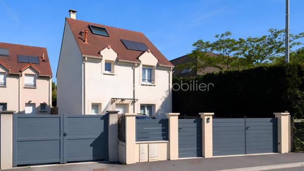 🌞🍀 Exclusivité COCO-IMMO 🍀🌞

📍 Saulx-les-Chartreux

Dans un environnement privilégié, au calme et sans vis-à-vis, venez découvrir cette magnifique maison familiale récente, encore couverte par la garantie décennale. 🏡

✨ 94 m² habitables – 109 m² utiles
✨ Terrain clos et arboré de 961 m²
✨ Poêle à bois pour une ambiance chaleureuse en toute saison
✨ Panneaux solaires pour optimiser vos économies d'énergie
✨ Cuisine équipée ouverte sur un vaste séjour baigné de lumière
✨ Belle terrasse accessible directement depuis la pièce de vie
✨ 4 chambres, dont une suite parentale
✨ 3 WC, un à chaque niveau
✨ Jardin à l'arrière 
✨ Stationnement privatif pour 2 véhicules

✅ Maison récente et parfaitement entretenue
✅ Aucun travaux à prévoir
✅ Cadre de vie idéal pour une famille en quête de confort et de tranquillité

📌 Commerces, services et commodités accessibles à pied
🎓 Établissements scolaires de la maternelle au collège sur la commune
🚌 Gare Massy RER / TGV à seulement 15 minutes en bus
🚗 Paris Porte d’Italie à environ 20 minutes

💚 Une maison clé en main où il ne reste plus qu’à poser vos valises !

📩 Contactez-moi dès aujourd’hui pour organiser une visite et découvrir ce véritable coup de cœur.