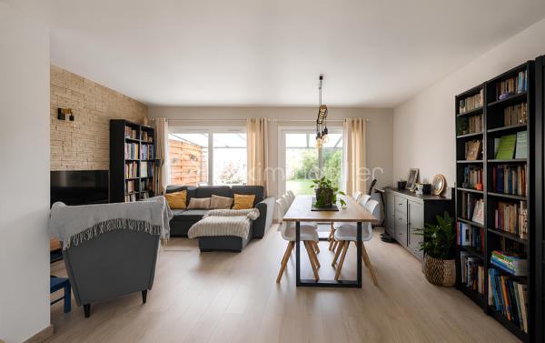 🌞🍀 Exclusivité COCO-IMMO 🍀🌞

📍 Saulx-les-Chartreux

Dans un environnement privilégié, au calme et sans vis-à-vis, venez découvrir cette magnifique maison familiale récente, encore couverte par la garantie décennale. 🏡

✨ 94 m² habitables – 109 m² utiles
✨ Terrain clos et arboré de 961 m²
✨ Poêle à bois pour une ambiance chaleureuse en toute saison
✨ Panneaux solaires pour optimiser vos économies d'énergie
✨ Cuisine équipée ouverte sur un vaste séjour baigné de lumière
✨ Belle terrasse accessible directement depuis la pièce de vie
✨ 4 chambres, dont une suite parentale
✨ 3 WC, un à chaque niveau
✨ Jardin à l'arrière 
✨ Stationnement privatif pour 2 véhicules

✅ Maison récente et parfaitement entretenue
✅ Aucun travaux à prévoir
✅ Cadre de vie idéal pour une famille en quête de confort et de tranquillité

📌 Commerces, services et commodités accessibles à pied
🎓 Établissements scolaires de la maternelle au collège sur la commune
🚌 Gare Massy RER / TGV à seulement 15 minutes en bus
🚗 Paris Porte d’Italie à environ 20 minutes

💚 Une maison clé en main où il ne reste plus qu’à poser vos valises !

📩 Contactez-moi dès aujourd’hui pour organiser une visite et découvrir ce véritable coup de cœur.