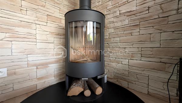 🌞🍀 Exclusivité COCO-IMMO 🍀🌞

📍 Saulx-les-Chartreux

Dans un environnement privilégié, au calme et sans vis-à-vis, venez découvrir cette magnifique maison familiale récente, encore couverte par la garantie décennale. 🏡

✨ 94 m² habitables – 109 m² utiles
✨ Terrain clos et arboré de 961 m²
✨ Poêle à bois pour une ambiance chaleureuse en toute saison
✨ Panneaux solaires pour optimiser vos économies d'énergie
✨ Cuisine équipée ouverte sur un vaste séjour baigné de lumière
✨ Belle terrasse accessible directement depuis la pièce de vie
✨ 4 chambres, dont une suite parentale
✨ 3 WC, un à chaque niveau
✨ Jardin à l'arrière 
✨ Stationnement privatif pour 2 véhicules

✅ Maison récente et parfaitement entretenue
✅ Aucun travaux à prévoir
✅ Cadre de vie idéal pour une famille en quête de confort et de tranquillité

📌 Commerces, services et commodités accessibles à pied
🎓 Établissements scolaires de la maternelle au collège sur la commune
🚌 Gare Massy RER / TGV à seulement 15 minutes en bus
🚗 Paris Porte d’Italie à environ 20 minutes

💚 Une maison clé en main où il ne reste plus qu’à poser vos valises !

📩 Contactez-moi dès aujourd’hui pour organiser une visite et découvrir ce véritable coup de cœur.