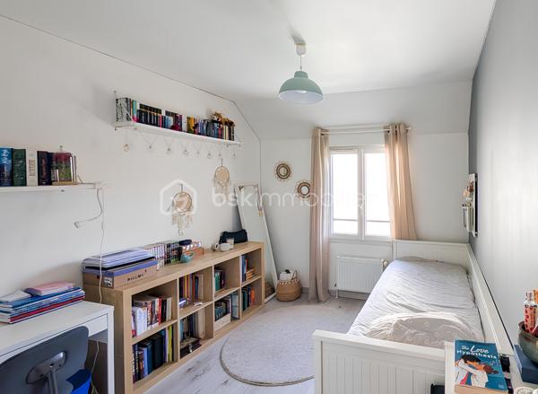 🌞🍀 Exclusivité COCO-IMMO 🍀🌞

📍 Saulx-les-Chartreux

Dans un environnement privilégié, au calme et sans vis-à-vis, venez découvrir cette magnifique maison familiale récente, encore couverte par la garantie décennale. 🏡

✨ 94 m² habitables – 109 m² utiles
✨ Terrain clos et arboré de 961 m²
✨ Poêle à bois pour une ambiance chaleureuse en toute saison
✨ Panneaux solaires pour optimiser vos économies d'énergie
✨ Cuisine équipée ouverte sur un vaste séjour baigné de lumière
✨ Belle terrasse accessible directement depuis la pièce de vie
✨ 4 chambres, dont une suite parentale
✨ 3 WC, un à chaque niveau
✨ Jardin à l'arrière 
✨ Stationnement privatif pour 2 véhicules

✅ Maison récente et parfaitement entretenue
✅ Aucun travaux à prévoir
✅ Cadre de vie idéal pour une famille en quête de confort et de tranquillité

📌 Commerces, services et commodités accessibles à pied
🎓 Établissements scolaires de la maternelle au collège sur la commune
🚌 Gare Massy RER / TGV à seulement 15 minutes en bus
🚗 Paris Porte d’Italie à environ 20 minutes

💚 Une maison clé en main où il ne reste plus qu’à poser vos valises !

📩 Contactez-moi dès aujourd’hui pour organiser une visite et découvrir ce véritable coup de cœur.