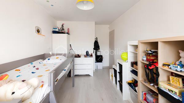 🌞🍀 Exclusivité COCO-IMMO 🍀🌞

📍 Saulx-les-Chartreux

Dans un environnement privilégié, au calme et sans vis-à-vis, venez découvrir cette magnifique maison familiale récente, encore couverte par la garantie décennale. 🏡

✨ 94 m² habitables – 109 m² utiles
✨ Terrain clos et arboré de 961 m²
✨ Poêle à bois pour une ambiance chaleureuse en toute saison
✨ Panneaux solaires pour optimiser vos économies d'énergie
✨ Cuisine équipée ouverte sur un vaste séjour baigné de lumière
✨ Belle terrasse accessible directement depuis la pièce de vie
✨ 4 chambres, dont une suite parentale
✨ 3 WC, un à chaque niveau
✨ Jardin à l'arrière 
✨ Stationnement privatif pour 2 véhicules

✅ Maison récente et parfaitement entretenue
✅ Aucun travaux à prévoir
✅ Cadre de vie idéal pour une famille en quête de confort et de tranquillité

📌 Commerces, services et commodités accessibles à pied
🎓 Établissements scolaires de la maternelle au collège sur la commune
🚌 Gare Massy RER / TGV à seulement 15 minutes en bus
🚗 Paris Porte d’Italie à environ 20 minutes

💚 Une maison clé en main où il ne reste plus qu’à poser vos valises !

📩 Contactez-moi dès aujourd’hui pour organiser une visite et découvrir ce véritable coup de cœur.