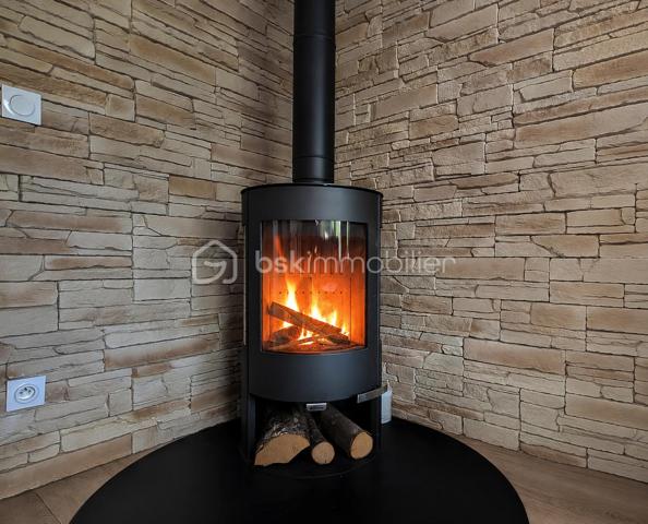 🌞🍀 Exclusivité COCO-IMMO 🍀🌞

📍 Saulx-les-Chartreux

Dans un environnement privilégié, au calme et sans vis-à-vis, venez découvrir cette magnifique maison familiale récente, encore couverte par la garantie décennale. 🏡

✨ 94 m² habitables – 109 m² utiles
✨ Terrain clos et arboré de 961 m²
✨ Poêle à bois pour une ambiance chaleureuse en toute saison
✨ Panneaux solaires pour optimiser vos économies d'énergie
✨ Cuisine équipée ouverte sur un vaste séjour baigné de lumière
✨ Belle terrasse accessible directement depuis la pièce de vie
✨ 4 chambres, dont une suite parentale
✨ 3 WC, un à chaque niveau
✨ Jardin à l'arrière 
✨ Stationnement privatif pour 2 véhicules

✅ Maison récente et parfaitement entretenue
✅ Aucun travaux à prévoir
✅ Cadre de vie idéal pour une famille en quête de confort et de tranquillité

📌 Commerces, services et commodités accessibles à pied
🎓 Établissements scolaires de la maternelle au collège sur la commune
🚌 Gare Massy RER / TGV à seulement 15 minutes en bus
🚗 Paris Porte d’Italie à environ 20 minutes

💚 Une maison clé en main où il ne reste plus qu’à poser vos valises !

📩 Contactez-moi dès aujourd’hui pour organiser une visite et découvrir ce véritable coup de cœur.
