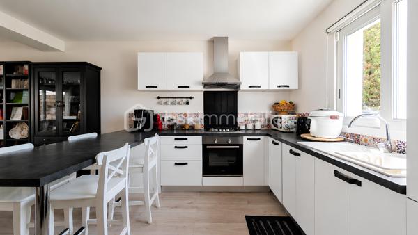 🌞🍀 Exclusivité COCO-IMMO 🍀🌞

📍 Saulx-les-Chartreux

Dans un environnement privilégié, au calme et sans vis-à-vis, venez découvrir cette magnifique maison familiale récente, encore couverte par la garantie décennale. 🏡

✨ 94 m² habitables – 109 m² utiles
✨ Terrain clos et arboré de 961 m²
✨ Poêle à bois pour une ambiance chaleureuse en toute saison
✨ Panneaux solaires pour optimiser vos économies d'énergie
✨ Cuisine équipée ouverte sur un vaste séjour baigné de lumière
✨ Belle terrasse accessible directement depuis la pièce de vie
✨ 4 chambres, dont une suite parentale
✨ 3 WC, un à chaque niveau
✨ Jardin à l'arrière 
✨ Stationnement privatif pour 2 véhicules

✅ Maison récente et parfaitement entretenue
✅ Aucun travaux à prévoir
✅ Cadre de vie idéal pour une famille en quête de confort et de tranquillité

📌 Commerces, services et commodités accessibles à pied
🎓 Établissements scolaires de la maternelle au collège sur la commune
🚌 Gare Massy RER / TGV à seulement 15 minutes en bus
🚗 Paris Porte d’Italie à environ 20 minutes

💚 Une maison clé en main où il ne reste plus qu’à poser vos valises !

📩 Contactez-moi dès aujourd’hui pour organiser une visite et découvrir ce véritable coup de cœur.