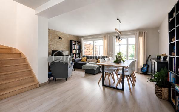 🌞🍀 Exclusivité COCO-IMMO 🍀🌞

📍 Saulx-les-Chartreux

Dans un environnement privilégié, au calme et sans vis-à-vis, venez découvrir cette magnifique maison familiale récente, encore couverte par la garantie décennale. 🏡

✨ 94 m² habitables – 109 m² utiles
✨ Terrain clos et arboré de 961 m²
✨ Poêle à bois pour une ambiance chaleureuse en toute saison
✨ Panneaux solaires pour optimiser vos économies d'énergie
✨ Cuisine équipée ouverte sur un vaste séjour baigné de lumière
✨ Belle terrasse accessible directement depuis la pièce de vie
✨ 4 chambres, dont une suite parentale
✨ 3 WC, un à chaque niveau
✨ Jardin à l'arrière 
✨ Stationnement privatif pour 2 véhicules

✅ Maison récente et parfaitement entretenue
✅ Aucun travaux à prévoir
✅ Cadre de vie idéal pour une famille en quête de confort et de tranquillité

📌 Commerces, services et commodités accessibles à pied
🎓 Établissements scolaires de la maternelle au collège sur la commune
🚌 Gare Massy RER / TGV à seulement 15 minutes en bus
🚗 Paris Porte d’Italie à environ 20 minutes

💚 Une maison clé en main où il ne reste plus qu’à poser vos valises !

📩 Contactez-moi dès aujourd’hui pour organiser une visite et découvrir ce véritable coup de cœur.