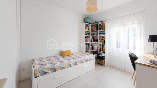 🌞🍀 Exclusivité COCO-IMMO 🍀🌞

📍 Saulx-les-Chartreux

Dans un environnement privilégié, au calme et sans vis-à-vis, venez découvrir cette magnifique maison familiale récente, encore couverte par la garantie décennale. 🏡

✨ 94 m² habitables – 109 m² utiles
✨ Terrain clos et arboré de 961 m²
✨ Poêle à bois pour une ambiance chaleureuse en toute saison
✨ Panneaux solaires pour optimiser vos économies d'énergie
✨ Cuisine équipée ouverte sur un vaste séjour baigné de lumière
✨ Belle terrasse accessible directement depuis la pièce de vie
✨ 4 chambres, dont une suite parentale
✨ 3 WC, un à chaque niveau
✨ Jardin à l'arrière 
✨ Stationnement privatif pour 2 véhicules

✅ Maison récente et parfaitement entretenue
✅ Aucun travaux à prévoir
✅ Cadre de vie idéal pour une famille en quête de confort et de tranquillité

📌 Commerces, services et commodités accessibles à pied
🎓 Établissements scolaires de la maternelle au collège sur la commune
🚌 Gare Massy RER / TGV à seulement 15 minutes en bus
🚗 Paris Porte d’Italie à environ 20 minutes

💚 Une maison clé en main où il ne reste plus qu’à poser vos valises !

📩 Contactez-moi dès aujourd’hui pour organiser une visite et découvrir ce véritable coup de cœur.