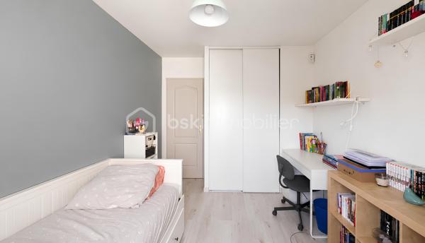 🌞🍀 Exclusivité COCO-IMMO 🍀🌞

📍 Saulx-les-Chartreux

Dans un environnement privilégié, au calme et sans vis-à-vis, venez découvrir cette magnifique maison familiale récente, encore couverte par la garantie décennale. 🏡

✨ 94 m² habitables – 109 m² utiles
✨ Terrain clos et arboré de 961 m²
✨ Poêle à bois pour une ambiance chaleureuse en toute saison
✨ Panneaux solaires pour optimiser vos économies d'énergie
✨ Cuisine équipée ouverte sur un vaste séjour baigné de lumière
✨ Belle terrasse accessible directement depuis la pièce de vie
✨ 4 chambres, dont une suite parentale
✨ 3 WC, un à chaque niveau
✨ Jardin à l'arrière 
✨ Stationnement privatif pour 2 véhicules

✅ Maison récente et parfaitement entretenue
✅ Aucun travaux à prévoir
✅ Cadre de vie idéal pour une famille en quête de confort et de tranquillité

📌 Commerces, services et commodités accessibles à pied
🎓 Établissements scolaires de la maternelle au collège sur la commune
🚌 Gare Massy RER / TGV à seulement 15 minutes en bus
🚗 Paris Porte d’Italie à environ 20 minutes

💚 Une maison clé en main où il ne reste plus qu’à poser vos valises !

📩 Contactez-moi dès aujourd’hui pour organiser une visite et découvrir ce véritable coup de cœur.