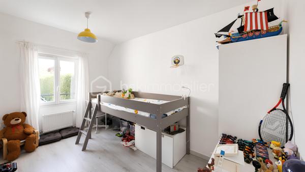🌞🍀 Exclusivité COCO-IMMO 🍀🌞

📍 Saulx-les-Chartreux

Dans un environnement privilégié, au calme et sans vis-à-vis, venez découvrir cette magnifique maison familiale récente, encore couverte par la garantie décennale. 🏡

✨ 94 m² habitables – 109 m² utiles
✨ Terrain clos et arboré de 961 m²
✨ Poêle à bois pour une ambiance chaleureuse en toute saison
✨ Panneaux solaires pour optimiser vos économies d'énergie
✨ Cuisine équipée ouverte sur un vaste séjour baigné de lumière
✨ Belle terrasse accessible directement depuis la pièce de vie
✨ 4 chambres, dont une suite parentale
✨ 3 WC, un à chaque niveau
✨ Jardin à l'arrière 
✨ Stationnement privatif pour 2 véhicules

✅ Maison récente et parfaitement entretenue
✅ Aucun travaux à prévoir
✅ Cadre de vie idéal pour une famille en quête de confort et de tranquillité

📌 Commerces, services et commodités accessibles à pied
🎓 Établissements scolaires de la maternelle au collège sur la commune
🚌 Gare Massy RER / TGV à seulement 15 minutes en bus
🚗 Paris Porte d’Italie à environ 20 minutes

💚 Une maison clé en main où il ne reste plus qu’à poser vos valises !

📩 Contactez-moi dès aujourd’hui pour organiser une visite et découvrir ce véritable coup de cœur.