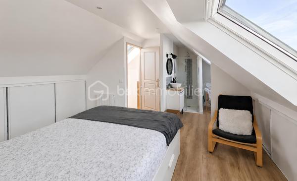 🌞🍀 Exclusivité COCO-IMMO 🍀🌞

📍 Saulx-les-Chartreux

Dans un environnement privilégié, au calme et sans vis-à-vis, venez découvrir cette magnifique maison familiale récente, encore couverte par la garantie décennale. 🏡

✨ 94 m² habitables – 109 m² utiles
✨ Terrain clos et arboré de 961 m²
✨ Poêle à bois pour une ambiance chaleureuse en toute saison
✨ Panneaux solaires pour optimiser vos économies d'énergie
✨ Cuisine équipée ouverte sur un vaste séjour baigné de lumière
✨ Belle terrasse accessible directement depuis la pièce de vie
✨ 4 chambres, dont une suite parentale
✨ 3 WC, un à chaque niveau
✨ Jardin à l'arrière 
✨ Stationnement privatif pour 2 véhicules

✅ Maison récente et parfaitement entretenue
✅ Aucun travaux à prévoir
✅ Cadre de vie idéal pour une famille en quête de confort et de tranquillité

📌 Commerces, services et commodités accessibles à pied
🎓 Établissements scolaires de la maternelle au collège sur la commune
🚌 Gare Massy RER / TGV à seulement 15 minutes en bus
🚗 Paris Porte d’Italie à environ 20 minutes

💚 Une maison clé en main où il ne reste plus qu’à poser vos valises !

📩 Contactez-moi dès aujourd’hui pour organiser une visite et découvrir ce véritable coup de cœur.