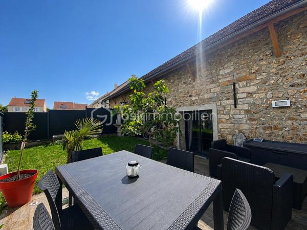 Située au cœur du village, à proximité des écoles et commodités accessibles à pied, cette charmante maison en pierre d’environ 131 m² habitables allie cachet et confort de vie.

Le rez-de-chaussée comprend une entrée ouvrant sur un lumineux séjour / salle à manger bénéficiant d’un accès direct à la terrasse et au jardin, une cuisine aménagée, un espace de rangement ainsi qu’un WC.

À l’étage, un palier dessert trois chambres, dont une suite parentale avec dressing, ainsi qu’une salle de bain avec WC.

À l’extérieur, vous profiterez d’une terrasse prolongée par un jardin agréable et facile d’entretien, idéal pour profiter des beaux jours sans contrainte.

Rénovation complète réalisée en 2018, permettant à la maison de bénéficier d’un classement énergétique performant (DPE C).