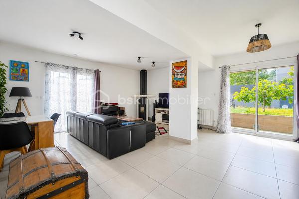 Située au cœur du village, à proximité des écoles et commodités accessibles à pied, cette charmante maison en pierre d’environ 131 m² habitables allie cachet et confort de vie.

Le rez-de-chaussée comprend une entrée ouvrant sur un lumineux séjour / salle à manger bénéficiant d’un accès direct à la terrasse et au jardin, une cuisine aménagée, un espace de rangement ainsi qu’un WC.

À l’étage, un palier dessert trois chambres, dont une suite parentale avec dressing, ainsi qu’une salle de bain avec WC.

À l’extérieur, vous profiterez d’une terrasse prolongée par un jardin agréable et facile d’entretien, idéal pour profiter des beaux jours sans contrainte.

Rénovation complète réalisée en 2018, permettant à la maison de bénéficier d’un classement énergétique performant (DPE C).