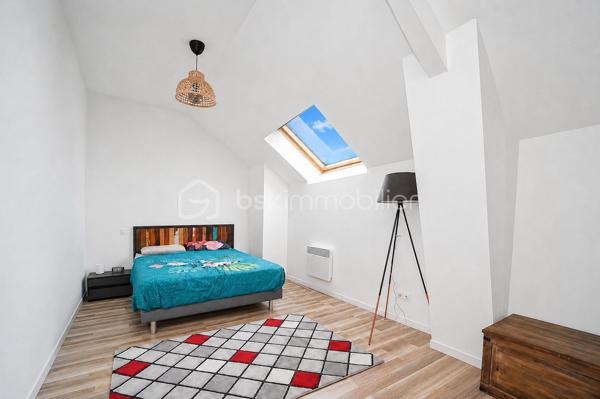 Située au cœur du village, à proximité des écoles et commodités accessibles à pied, cette charmante maison en pierre d’environ 131 m² habitables allie cachet et confort de vie.

Le rez-de-chaussée comprend une entrée ouvrant sur un lumineux séjour / salle à manger bénéficiant d’un accès direct à la terrasse et au jardin, une cuisine aménagée, un espace de rangement ainsi qu’un WC.

À l’étage, un palier dessert trois chambres, dont une suite parentale avec dressing, ainsi qu’une salle de bain avec WC.

À l’extérieur, vous profiterez d’une terrasse prolongée par un jardin agréable et facile d’entretien, idéal pour profiter des beaux jours sans contrainte.

Rénovation complète réalisée en 2018, permettant à la maison de bénéficier d’un classement énergétique performant (DPE C).