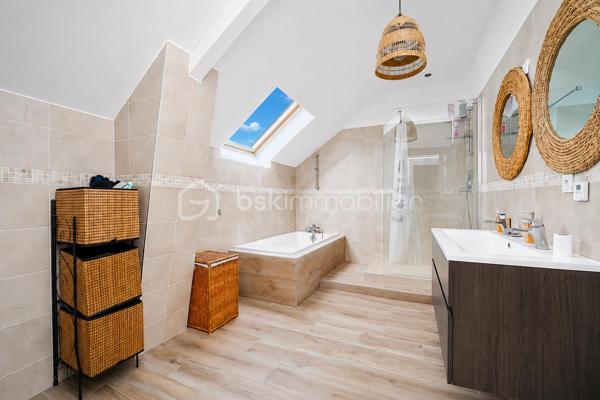Située au cœur du village, à proximité des écoles et commodités accessibles à pied, cette charmante maison en pierre d’environ 131 m² habitables allie cachet et confort de vie.

Le rez-de-chaussée comprend une entrée ouvrant sur un lumineux séjour / salle à manger bénéficiant d’un accès direct à la terrasse et au jardin, une cuisine aménagée, un espace de rangement ainsi qu’un WC.

À l’étage, un palier dessert trois chambres, dont une suite parentale avec dressing, ainsi qu’une salle de bain avec WC.

À l’extérieur, vous profiterez d’une terrasse prolongée par un jardin agréable et facile d’entretien, idéal pour profiter des beaux jours sans contrainte.

Rénovation complète réalisée en 2018, permettant à la maison de bénéficier d’un classement énergétique performant (DPE C).