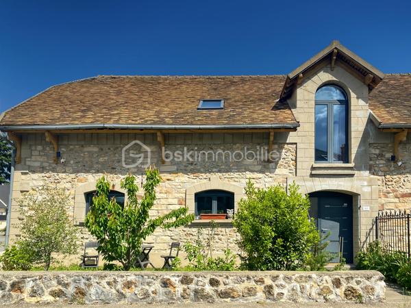 Située au cœur du village, à proximité des écoles et commodités accessibles à pied, cette charmante maison en pierre d’environ 131 m² habitables allie cachet et confort de vie.

Le rez-de-chaussée comprend une entrée ouvrant sur un lumineux séjour / salle à manger bénéficiant d’un accès direct à la terrasse et au jardin, une cuisine aménagée, un espace de rangement ainsi qu’un WC.

À l’étage, un palier dessert trois chambres, dont une suite parentale avec dressing, ainsi qu’une salle de bain avec WC.

À l’extérieur, vous profiterez d’une terrasse prolongée par un jardin agréable et facile d’entretien, idéal pour profiter des beaux jours sans contrainte.

Rénovation complète réalisée en 2018, permettant à la maison de bénéficier d’un classement énergétique performant (DPE C).