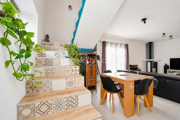 Située au cœur du village, à proximité des écoles et commodités accessibles à pied, cette charmante maison en pierre d’environ 131 m² habitables allie cachet et confort de vie.

Le rez-de-chaussée comprend une entrée ouvrant sur un lumineux séjour / salle à manger bénéficiant d’un accès direct à la terrasse et au jardin, une cuisine aménagée, un espace de rangement ainsi qu’un WC.

À l’étage, un palier dessert trois chambres, dont une suite parentale avec dressing, ainsi qu’une salle de bain avec WC.

À l’extérieur, vous profiterez d’une terrasse prolongée par un jardin agréable et facile d’entretien, idéal pour profiter des beaux jours sans contrainte.

Rénovation complète réalisée en 2018, permettant à la maison de bénéficier d’un classement énergétique performant (DPE C).