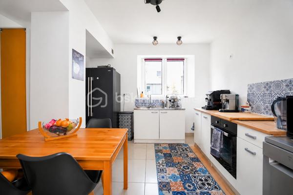 Située au cœur du village, à proximité des écoles et commodités accessibles à pied, cette charmante maison en pierre d’environ 131 m² habitables allie cachet et confort de vie.

Le rez-de-chaussée comprend une entrée ouvrant sur un lumineux séjour / salle à manger bénéficiant d’un accès direct à la terrasse et au jardin, une cuisine aménagée, un espace de rangement ainsi qu’un WC.

À l’étage, un palier dessert trois chambres, dont une suite parentale avec dressing, ainsi qu’une salle de bain avec WC.

À l’extérieur, vous profiterez d’une terrasse prolongée par un jardin agréable et facile d’entretien, idéal pour profiter des beaux jours sans contrainte.

Rénovation complète réalisée en 2018, permettant à la maison de bénéficier d’un classement énergétique performant (DPE C).