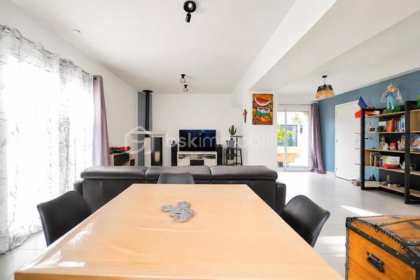 Située au cœur du village, à proximité des écoles et commodités accessibles à pied, cette charmante maison en pierre d’environ 131 m² habitables allie cachet et confort de vie.

Le rez-de-chaussée comprend une entrée ouvrant sur un lumineux séjour / salle à manger bénéficiant d’un accès direct à la terrasse et au jardin, une cuisine aménagée, un espace de rangement ainsi qu’un WC.

À l’étage, un palier dessert trois chambres, dont une suite parentale avec dressing, ainsi qu’une salle de bain avec WC.

À l’extérieur, vous profiterez d’une terrasse prolongée par un jardin agréable et facile d’entretien, idéal pour profiter des beaux jours sans contrainte.

Rénovation complète réalisée en 2018, permettant à la maison de bénéficier d’un classement énergétique performant (DPE C).