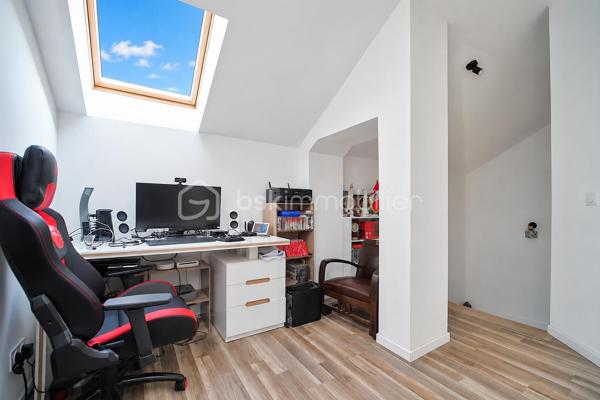 Située au cœur du village, à proximité des écoles et commodités accessibles à pied, cette charmante maison en pierre d’environ 131 m² habitables allie cachet et confort de vie.

Le rez-de-chaussée comprend une entrée ouvrant sur un lumineux séjour / salle à manger bénéficiant d’un accès direct à la terrasse et au jardin, une cuisine aménagée, un espace de rangement ainsi qu’un WC.

À l’étage, un palier dessert trois chambres, dont une suite parentale avec dressing, ainsi qu’une salle de bain avec WC.

À l’extérieur, vous profiterez d’une terrasse prolongée par un jardin agréable et facile d’entretien, idéal pour profiter des beaux jours sans contrainte.

Rénovation complète réalisée en 2018, permettant à la maison de bénéficier d’un classement énergétique performant (DPE C).