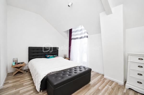 Située au cœur du village, à proximité des écoles et commodités accessibles à pied, cette charmante maison en pierre d’environ 131 m² habitables allie cachet et confort de vie.

Le rez-de-chaussée comprend une entrée ouvrant sur un lumineux séjour / salle à manger bénéficiant d’un accès direct à la terrasse et au jardin, une cuisine aménagée, un espace de rangement ainsi qu’un WC.

À l’étage, un palier dessert trois chambres, dont une suite parentale avec dressing, ainsi qu’une salle de bain avec WC.

À l’extérieur, vous profiterez d’une terrasse prolongée par un jardin agréable et facile d’entretien, idéal pour profiter des beaux jours sans contrainte.

Rénovation complète réalisée en 2018, permettant à la maison de bénéficier d’un classement énergétique performant (DPE C).