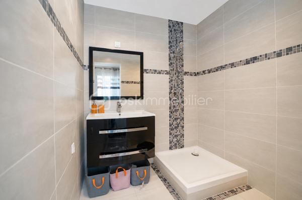 Située au cœur du village, à proximité des écoles et commodités accessibles à pied, cette charmante maison en pierre d’environ 131 m² habitables allie cachet et confort de vie.

Le rez-de-chaussée comprend une entrée ouvrant sur un lumineux séjour / salle à manger bénéficiant d’un accès direct à la terrasse et au jardin, une cuisine aménagée, un espace de rangement ainsi qu’un WC.

À l’étage, un palier dessert trois chambres, dont une suite parentale avec dressing, ainsi qu’une salle de bain avec WC.

À l’extérieur, vous profiterez d’une terrasse prolongée par un jardin agréable et facile d’entretien, idéal pour profiter des beaux jours sans contrainte.

Rénovation complète réalisée en 2018, permettant à la maison de bénéficier d’un classement énergétique performant (DPE C).