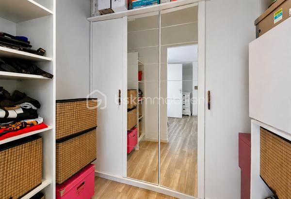 Située au cœur du village, à proximité des écoles et commodités accessibles à pied, cette charmante maison en pierre d’environ 131 m² habitables allie cachet et confort de vie.

Le rez-de-chaussée comprend une entrée ouvrant sur un lumineux séjour / salle à manger bénéficiant d’un accès direct à la terrasse et au jardin, une cuisine aménagée, un espace de rangement ainsi qu’un WC.

À l’étage, un palier dessert trois chambres, dont une suite parentale avec dressing, ainsi qu’une salle de bain avec WC.

À l’extérieur, vous profiterez d’une terrasse prolongée par un jardin agréable et facile d’entretien, idéal pour profiter des beaux jours sans contrainte.

Rénovation complète réalisée en 2018, permettant à la maison de bénéficier d’un classement énergétique performant (DPE C).