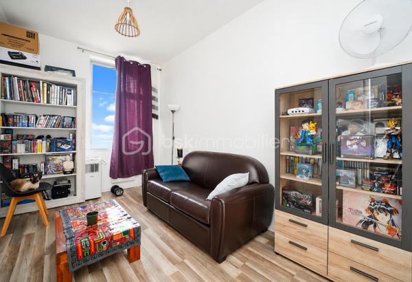 Située au cœur du village, à proximité des écoles et commodités accessibles à pied, cette charmante maison en pierre d’environ 131 m² habitables allie cachet et confort de vie.

Le rez-de-chaussée comprend une entrée ouvrant sur un lumineux séjour / salle à manger bénéficiant d’un accès direct à la terrasse et au jardin, une cuisine aménagée, un espace de rangement ainsi qu’un WC.

À l’étage, un palier dessert trois chambres, dont une suite parentale avec dressing, ainsi qu’une salle de bain avec WC.

À l’extérieur, vous profiterez d’une terrasse prolongée par un jardin agréable et facile d’entretien, idéal pour profiter des beaux jours sans contrainte.

Rénovation complète réalisée en 2018, permettant à la maison de bénéficier d’un classement énergétique performant (DPE C).